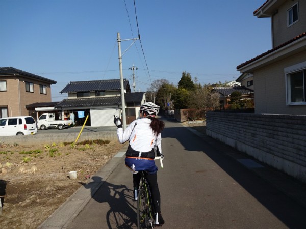 あまりの強風で久慈サイは土手の下を走ろうということになりました