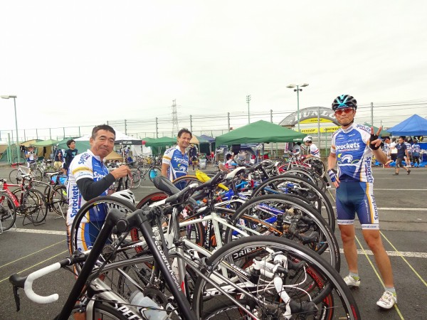 ラックには出走を待つバイクがズラリ